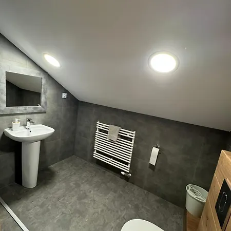 ゲストハウス Toma ミエンジズドロイェ